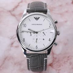 EMPORIO ARMANI ဓါတ်ခဲနာရီ အဝိုင်းပုံ အလူမီနီယံအိုး  သားရေကြိုး
၃၀မီတာရေစိုခံ  လူငယ်  ခေတ်မှီစတိုင်   အမျိုးသား နာရီ  လက်ပတ်နာရီ 020293