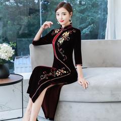 လေတိုက် တိုးတက်ကောင်းမွန်အောင် Cheongsam ကျယ်ဝန်းသော ဇနီး ရွှေကတ္တီပါ အရှည် ဒီဇိုင်း ဆောင်းဉီးရာသီ လူလတ်ပိုင်း Mom မင်္ဂလာဆောင်ဝတ်စုံ မင်္ဂလာ မိခင် ဂါဝန်