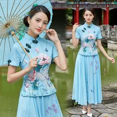 တရုတ်သမ္မတနိုင်ငံ လေတိုက် Cheongsam ဝမ်းဆက် စကပ် နှစ်စုံတွဲ လေတိုက် အမျိုးသမီးဝတ် လက်တို ကြာပန်း အပြာရောင်နှင့်အဖြူ လက်ဘက်ရည် အဝတ် Nation လေတိုက် ခေတ်ဆန်